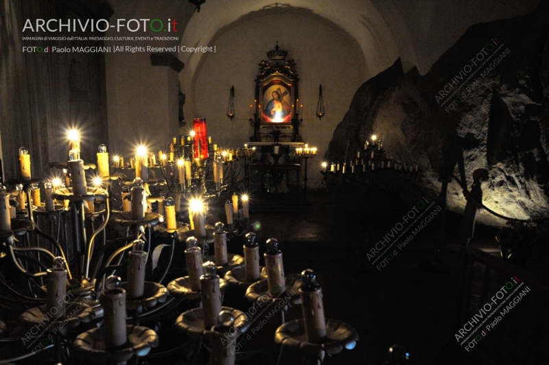Madonna-del-Sasso-Anno-del-Signore-1347-cripta-roccia-pastorella-Bibbiena-Arezzo-Toscana_DSC4478_PS