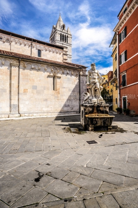 D70015_DSC8014_Paolo-Maggiani_04052015_Bacio-Bandinelli-Carrara-Duomo-fontana-gigante-marmo-Nettuno-pieve-S.-Andrea