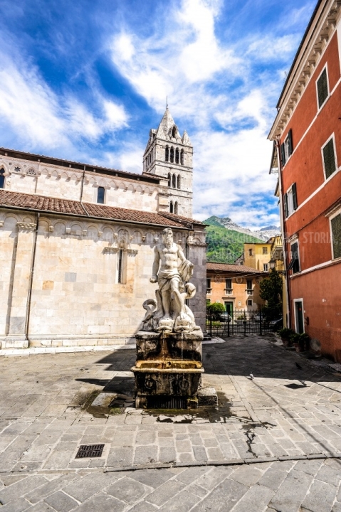 D70015_DSC8016_Paolo-Maggiani_04052015_Carrara-Duomo-marmo-pieve-S.-Andrea