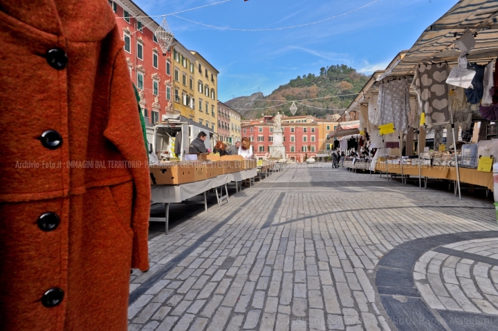 d70016mag_7965_Carrara_Lunedì-giorno-di-mercato_maggiani-paolo_24486161233_o