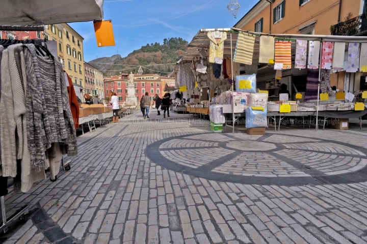 d70016mag_7969_Carrara_Lunedì-giorno-di-mercato_maggiani-paolo_25086711866_o