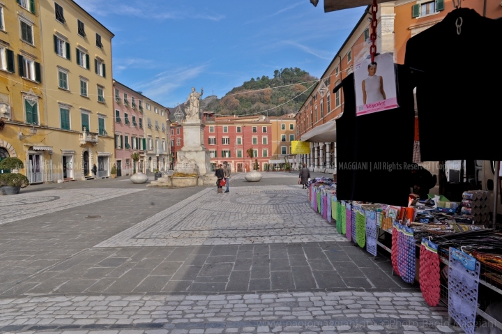 d70016mag_7974_Carrara_Lunedì-giorno-di-mercato_maggiani-paolo_24482436544_o