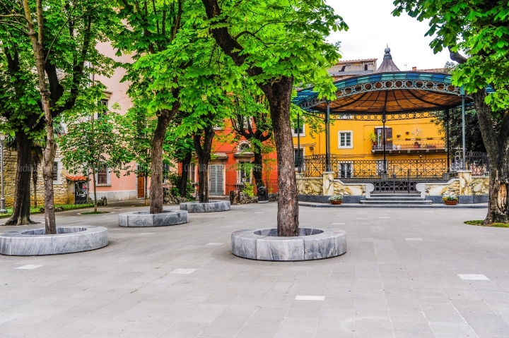 D70015_DSC7735_Paolo-Maggiani_26042015_Carrara-marmo-palco-della-musica-piazza-darmi-sculturaBN