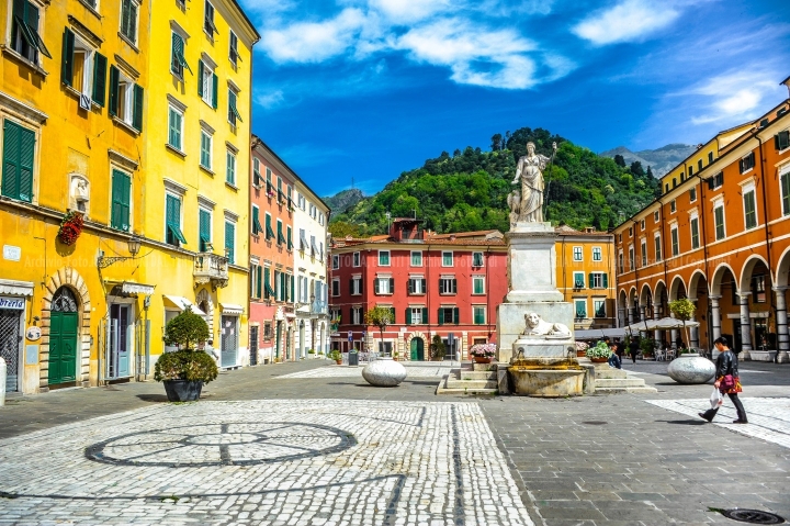 D70015_DSC7935_Paolo-Maggiani_04052015_Beatrice-DEste-Carrara-marmo-monumento-piazza-Alberica