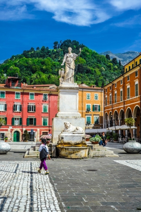 D70015_DSC7938_Paolo-Maggiani_04052015_Beatrice-DEste-Carrara-marmo-monumento-piazza-Alberica-2