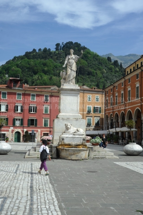 D70015_DSC7938_Paolo-Maggiani_04052015_Beatrice-DEste-Carrara-marmo-monumento-piazza-Alberica