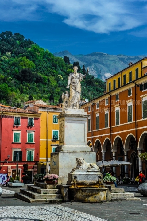 D70015_DSC7947_Paolo-Maggiani_04052015_Beatrice-DEste-Carrara-marmo-monumento-piazza-Alberica