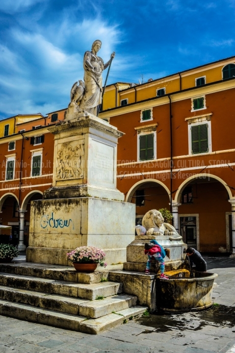 D70015_DSC7974_Paolo-Maggiani_04052015_Beatrice-DEste-Carrara-marmo-monumento-piazza-Alberica