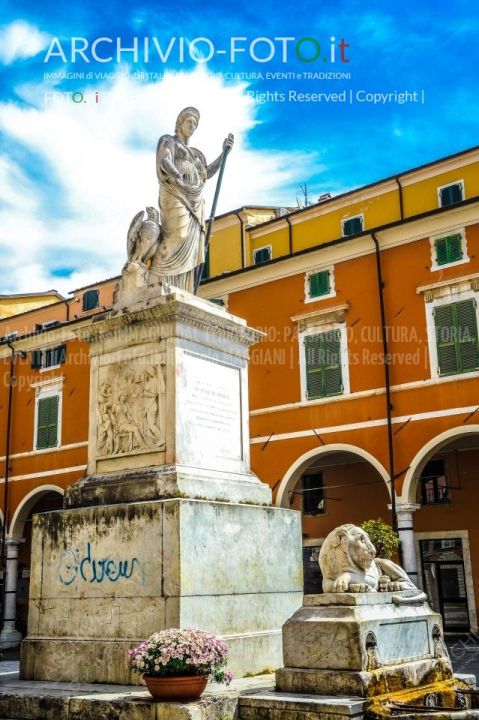 D70015_DSC7975_Paolo-Maggiani_04052015_Beatrice-DEste-Carrara-marmo-monumento-piazza-Alberica