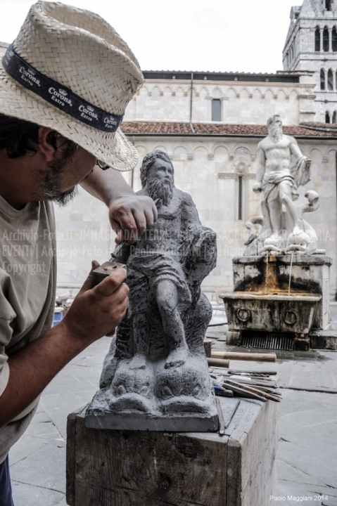 Carrara_Simposio-di-scultura-a-mano-in-Pza-Duomo_04_24614027753_o