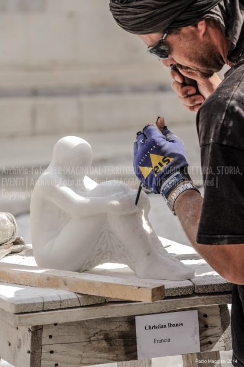 Carrara_Simposio-di-scultura-a-mano-in-Pza-Duomo_maggianipaolo_01_24945231520_o