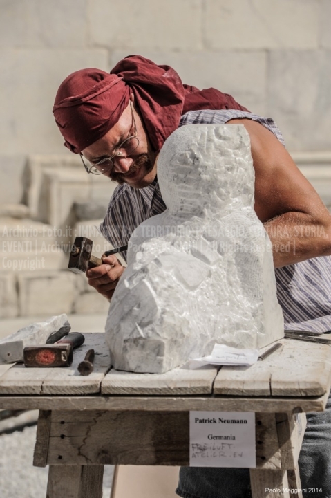 Carrara_Simposio-di-scultura-a-mano-in-Pza-Duomo_maggianipaolo_02_24945228770_o