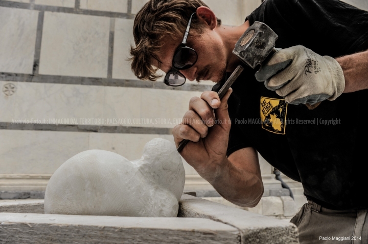 Carrara_Simposio-di-scultura-a-mano-in-Pza-Duomo_maggianipaolo_05_25122556932_o