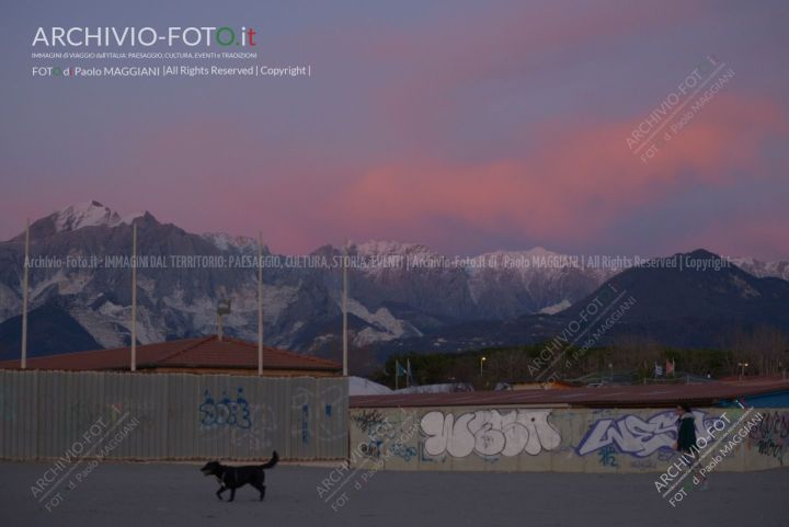 175ND61019PMAG_1167_Paolo-Maggiani_11022019_Alpi-Apuane-cane-cave-di-marmo-Monte-Brugiana-Monte-Sagro-neve-spiaggia-stabilimenti-balneari-tramonto