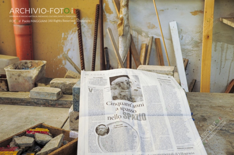 Pietrasanta, Lucca, Tuscany, Italy, 28 October 2016, the process of working the Artistic Mosaics, executed according to the ancient Italian tradition, artisans at work in the workshop. Credit: Paolo Maggiani/Alamy