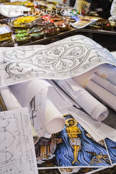 Pietrasanta, Lucca, Tuscany, Italy, 28 October 2016, the process of working the Artistic Mosaics, executed according to the ancient Italian tradition, artisans at work in the workshop. Credit: Paolo Maggiani/Alamy