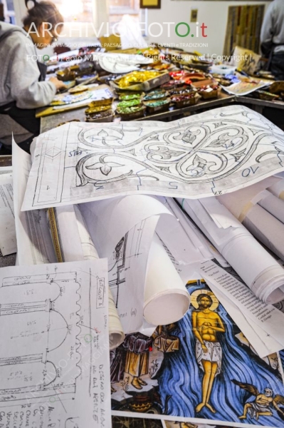 Pietrasanta, Lucca, Tuscany, Italy, 28 October 2016, the process of working the Artistic Mosaics, executed according to the ancient Italian tradition, artisans at work in the workshop. Credit: Paolo Maggiani/Alamy