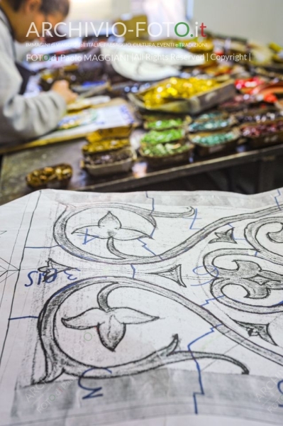 Pietrasanta, Lucca, Tuscany, Italy, 28 October 2016, the process of working the Artistic Mosaics, executed according to the ancient Italian tradition, artisans at work in the workshop. Credit: Paolo Maggiani/Alamy