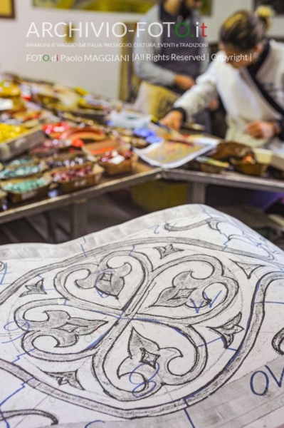 Pietrasanta, Lucca, Tuscany, Italy, 28 October 2016, the process of working the Artistic Mosaics, executed according to the ancient Italian tradition, artisans at work in the workshop. Credit: Paolo Maggiani/Alamy