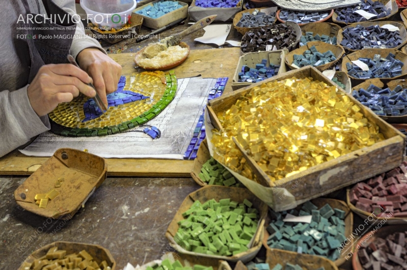 Pietrasanta, Lucca, Tuscany, Italy, 28 October 2016, the process of working the Artistic Mosaics, executed according to the ancient Italian tradition, artisans at work in the workshop. Credit: Paolo Maggiani/Alamy