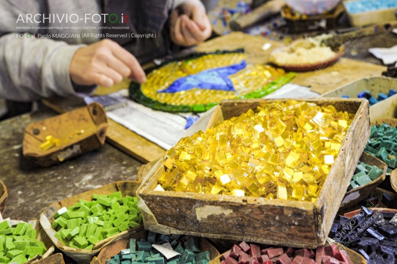 Pietrasanta, Lucca, Tuscany, Italy, 28 October 2016, the process of working the Artistic Mosaics, executed according to the ancient Italian tradition, artisans at work in the workshop. Credit: Paolo Maggiani/Alamy