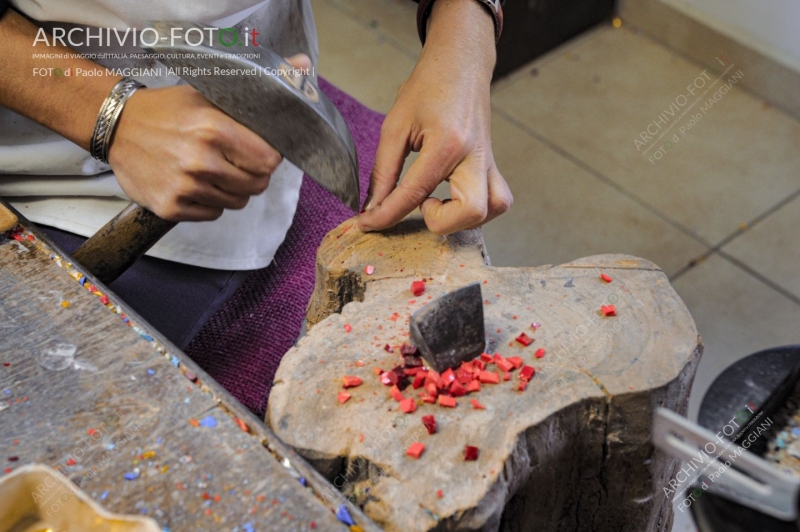 Pietrasanta, Lucca, Tuscany, Italy, 28 October 2016, the process of working the Artistic Mosaics, executed according to the ancient Italian tradition, artisans at work in the workshop. Credit: Paolo Maggiani/Alamy