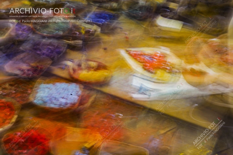 Pietrasanta, Lucca, Tuscany, Italy, 28 October 2016, the process of working the Artistic Mosaics, executed according to the ancient Italian tradition, artisans at work in the workshop. Credit: Paolo Maggiani/Alamy