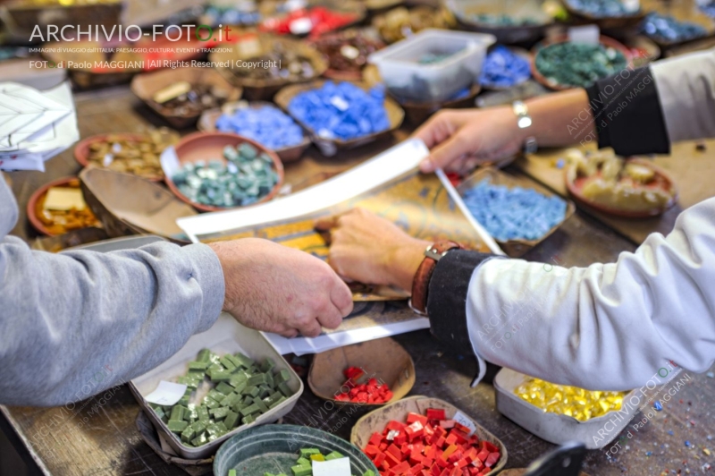 Pietrasanta, Lucca, Tuscany, Italy, 28 October 2016, the process of working the Artistic Mosaics, executed according to the ancient Italian tradition, artisans at work in the workshop. Credit: Paolo Maggiani/Alamy