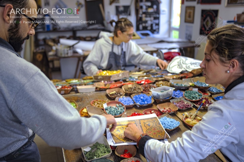 Pietrasanta, Lucca, Tuscany, Italy, 28 October 2016, the process of working the Artistic Mosaics, executed according to the ancient Italian tradition, artisans at work in the workshop. Credit: Paolo Maggiani/Alamy