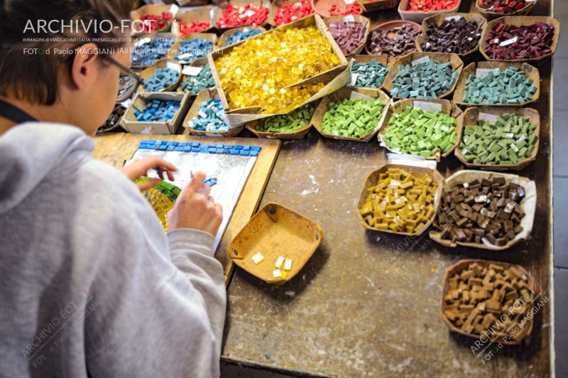 Pietrasanta, Lucca, Tuscany, Italy, 28 October 2016, the process of working the Artistic Mosaics, executed according to the ancient Italian tradition, artisans at work in the workshop. Credit: Paolo Maggiani/Alamy