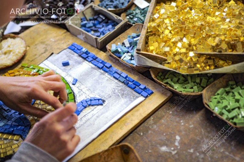 Pietrasanta, Lucca, Tuscany, Italy, 28 October 2016, the process of working the Artistic Mosaics, executed according to the ancient Italian tradition, artisans at work in the workshop. Credit: Paolo Maggiani/Alamy