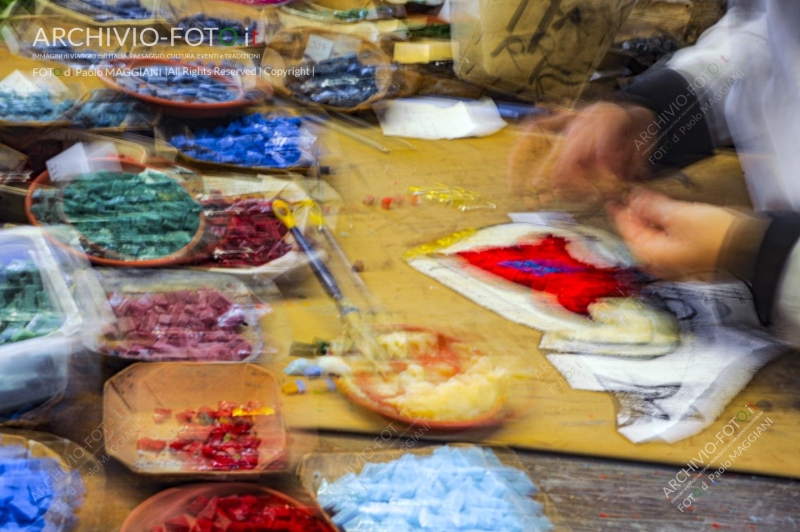 Pietrasanta, Lucca, Tuscany, Italy, 28 October 2016, the process of working the Artistic Mosaics, executed according to the ancient Italian tradition, artisans at work in the workshop. Credit: Paolo Maggiani/Alamy