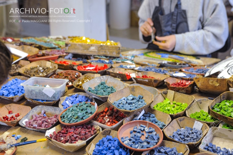 Pietrasanta, Lucca, Tuscany, Italy, 28 October 2016, the process of working the Artistic Mosaics, executed according to the ancient Italian tradition, artisans at work in the workshop. Credit: Paolo Maggiani/Alamy