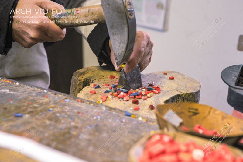 Pietrasanta, Lucca, Tuscany, Italy, 28 October 2016, the process of working the Artistic Mosaics, executed according to the ancient Italian tradition, artisans at work in the workshop. Credit: Paolo Maggiani/Alamy