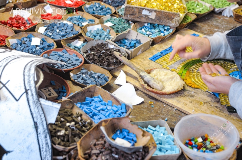 Pietrasanta, Lucca, Tuscany, Italy, 28 October 2016, the process of working the Artistic Mosaics, executed according to the ancient Italian tradition, artisans at work in the workshop. Credit: Paolo Maggiani/Alamy