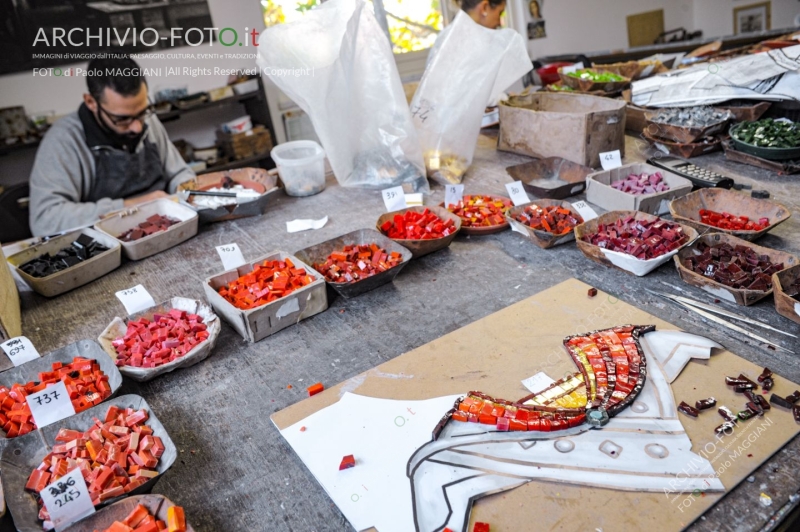 Pietrasanta, Lucca, Tuscany, Italy, 28 October 2016, the process of working the Artistic Mosaics, executed according to the ancient Italian tradition, artisans at work in the workshop. Credit: Paolo Maggiani/Alamy