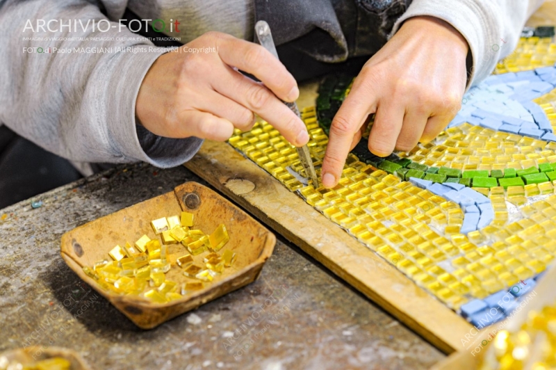 Pietrasanta, Lucca, Tuscany, Italy, 28 October 2016, the process of working the Artistic Mosaics, executed according to the ancient Italian tradition, artisans at work in the workshop. Credit: Paolo Maggiani/Alamy