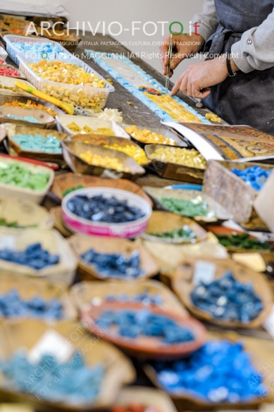 Pietrasanta, Lucca, Tuscany, Italy, 28 October 2016, the process of working the Artistic Mosaics, executed according to the ancient Italian tradition, artisans at work in the workshop. Credit: Paolo Maggiani/Alamy