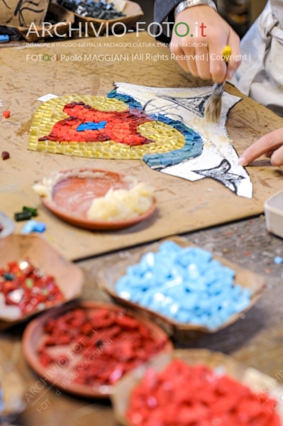 Pietrasanta, Lucca, Tuscany, Italy, 28 October 2016, the process of working the Artistic Mosaics, executed according to the ancient Italian tradition, artisans at work in the workshop. Credit: Paolo Maggiani/Alamy