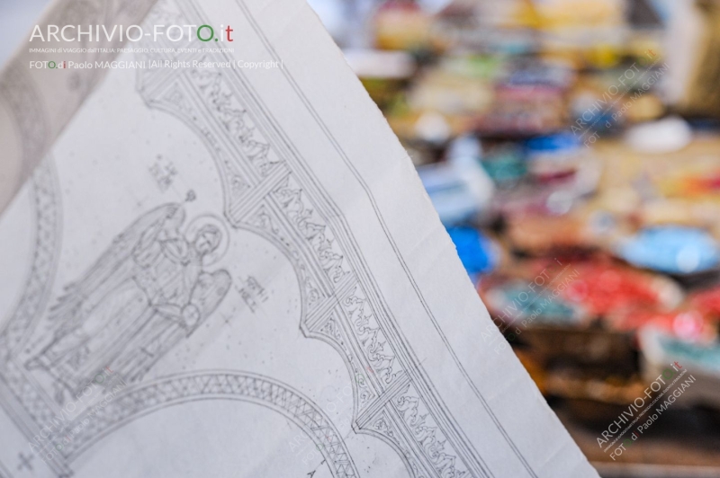 Pietrasanta, Lucca, Tuscany, Italy, 28 October 2016, the process of working the Artistic Mosaics, executed according to the ancient Italian tradition, artisans at work in the workshop. Credit: Paolo Maggiani/Alamy