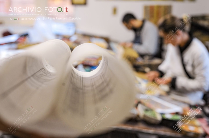 Pietrasanta, Lucca, Tuscany, Italy, 28 October 2016, the process of working the Artistic Mosaics, executed according to the ancient Italian tradition, artisans at work in the workshop. Credit: Paolo Maggiani/Alamy