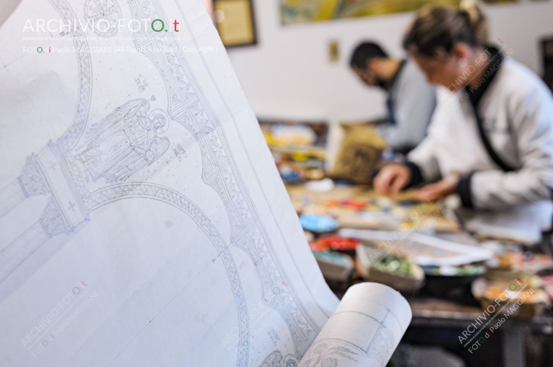 Pietrasanta, Lucca, Tuscany, Italy, 28 October 2016, the process of working the Artistic Mosaics, executed according to the ancient Italian tradition, artisans at work in the workshop. Credit: Paolo Maggiani/Alamy