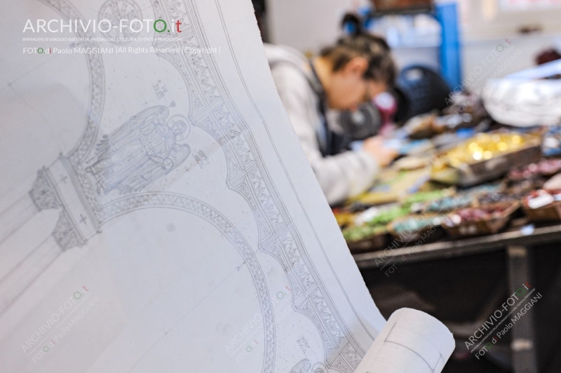 Pietrasanta, Lucca, Tuscany, Italy, 28 October 2016, the process of working the Artistic Mosaics, executed according to the ancient Italian tradition, artisans at work in the workshop. Credit: Paolo Maggiani/Alamy