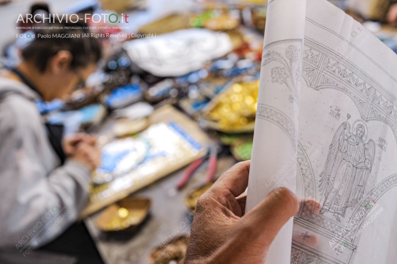 Pietrasanta, Lucca, Tuscany, Italy, 28 October 2016, the process of working the Artistic Mosaics, executed according to the ancient Italian tradition, artisans at work in the workshop. Credit: Paolo Maggiani/Alamy