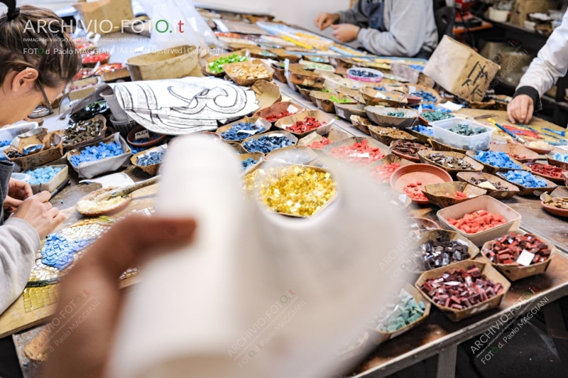 Pietrasanta, Lucca, Tuscany, Italy, 28 October 2016, the process of working the Artistic Mosaics, executed according to the ancient Italian tradition, artisans at work in the workshop. Credit: Paolo Maggiani/Alamy