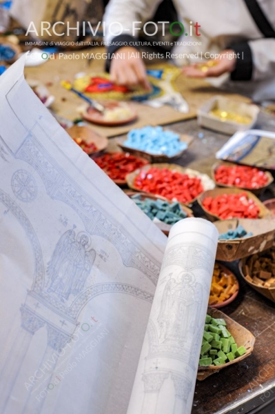 Pietrasanta, Lucca, Tuscany, Italy, 28 October 2016, the process of working the Artistic Mosaics, executed according to the ancient Italian tradition, artisans at work in the workshop. Credit: Paolo Maggiani/Alamy