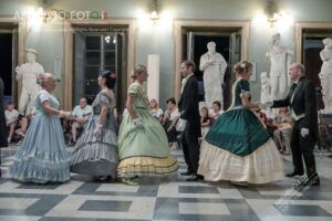 Gran Ballo in Accademia di Belle Arti di Carrara con la Scuola di danza di società, danza storica, danze tradizionali scozzesi diretta da Maria Luisa Fava. Società di Danza Viareggio e Versilia.